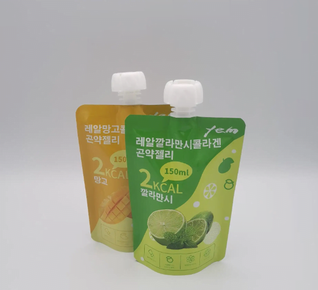 Doypack juice bag filled by a piston liquid filler